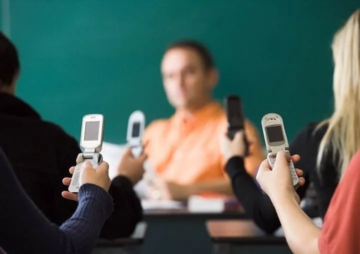 Okullarda cep telefonu yasaklansın mı?