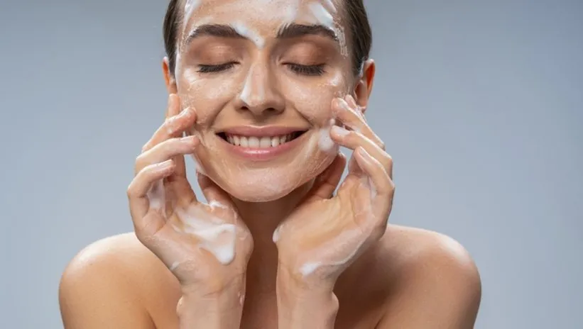 Tüm bakım ürünlerini unutun! Hep 20’lerinde görünen cildin sırrı bu ipucunda: Yüzünüzü yıkarken…