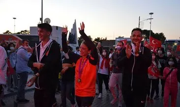 Dünya şampiyonu Ayşe Begüm Onbaşı, memleketi Manisa’da coşkuyla karşılandı