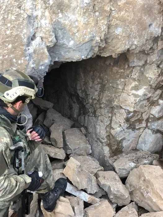 Teröristlerin kullandığı mağarayı komandolar buldu