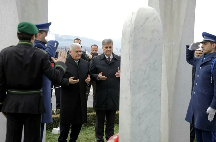 Başbakan Binali Yıldırım Bosna Hersek’in ilk Cumhurbaşkanı İzzetbegoviç’in kabrini ziyaret etti