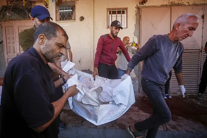 Gazze’de sığınma merkezleri vuruldu: 61 ölü