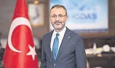 Şoförünün telefonuna el koydu