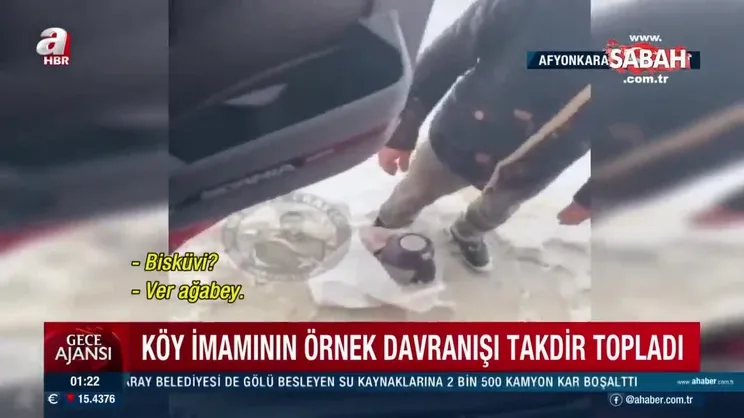 Yürekleri ısıtan görüntüler! Yolda kalanlara çay ve bisküvi dağıttı | Video