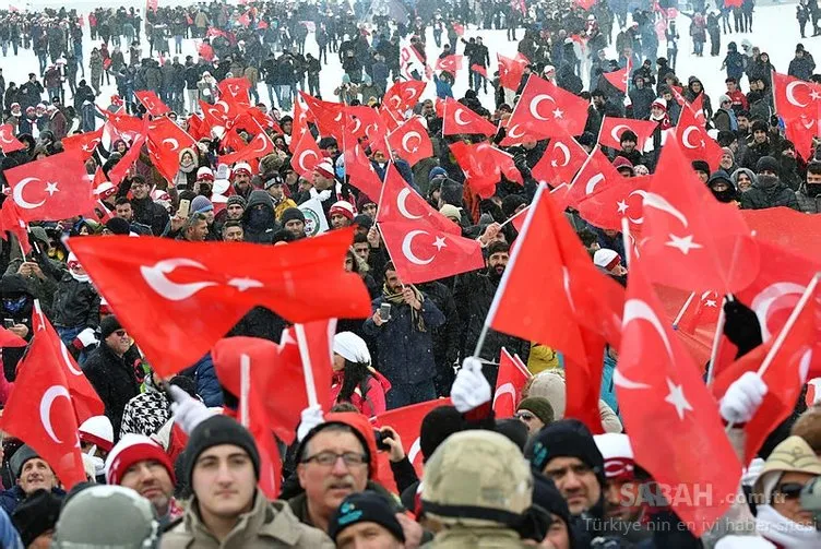 Soğuğa ve kara aldırış etmeyen binlerce kişi Sarıkamış Şehitleri'ni anmak için yürüdü