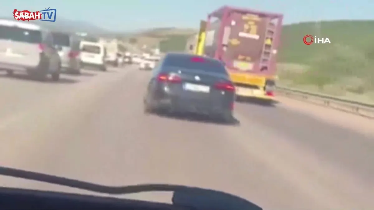Otobanda kaza: O anları kaydeden araç ise kıl payıyla kurtuldu | Video videosunu izle Otobanda kaza: O anları kaydeden araç ise kıl payıyla kurtuldu | Video videosunu izle