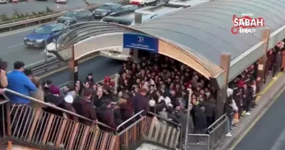 Mecidiyeköy metrobüs durağında insan seli