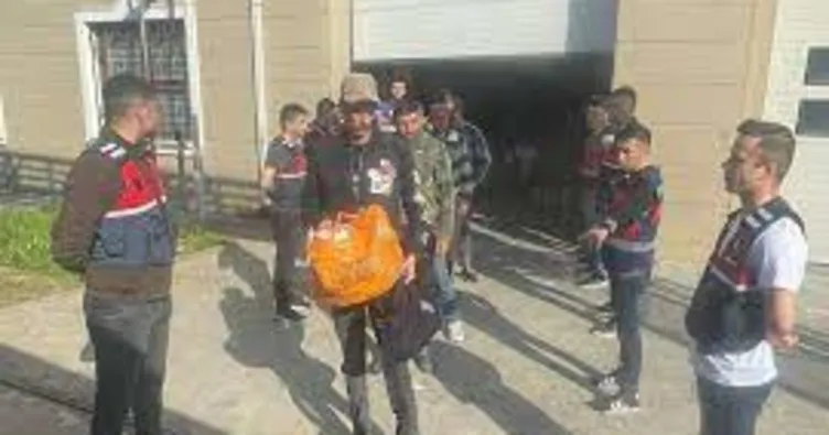 Düzensiz 49 göçmen sınır dışı edildi