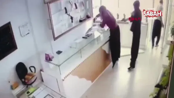 Film gibi soygun! Adana'da kadın kılığındaki hırsızların kuyumcu soygunu kamerada | Video