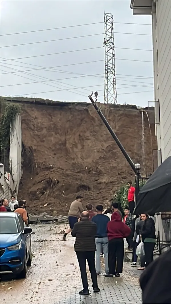 kocaelide-saganak-ve-toprak-kaymasi-2-sitede-9-blok-tahliye-edildi-1792246808978.jpg