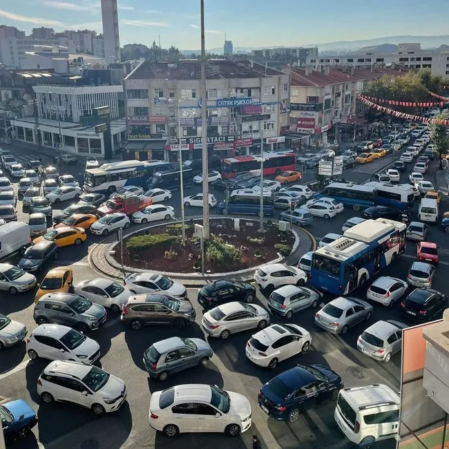 mansur-yavas-yonetimi-ankara-trafigini-kilitledi-planlama-coktu-vatandas-evine-yuruyerek-gitti-1757749544269.jpg Mansur Yavaş yönetimi Ankara trafiğini kilitledi: Planlama çöktü vatandaş evine yürüyerek gitti!