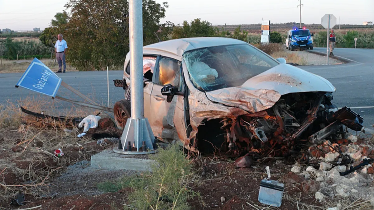 Kilis'te feci kaza! Otomobil ile minibüs çarpıştı: 12 kişi yaralandı