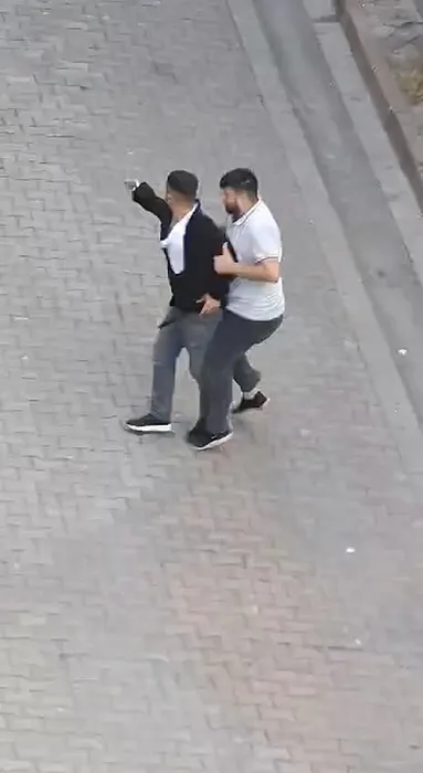 İki grup arasındaki tartışma alevlendi: Taraflardan biri silah çekti!