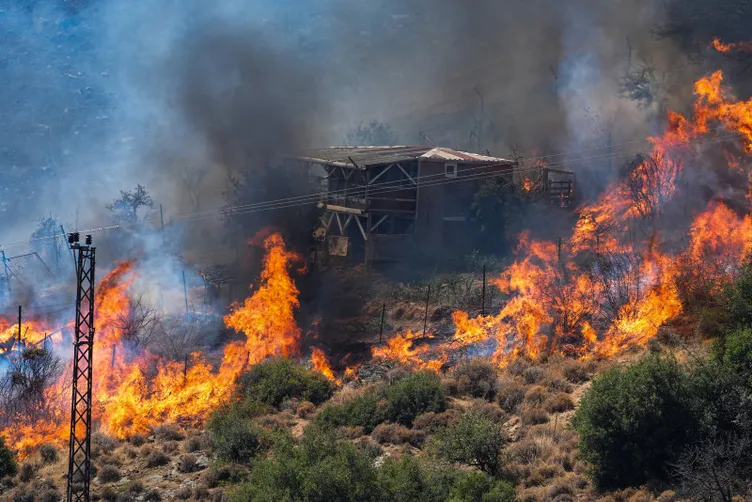 İzmir Karşıyaka’da orman yangını: Yamanlar Dağı’ndan yükselen alevler evlere sıçradı!