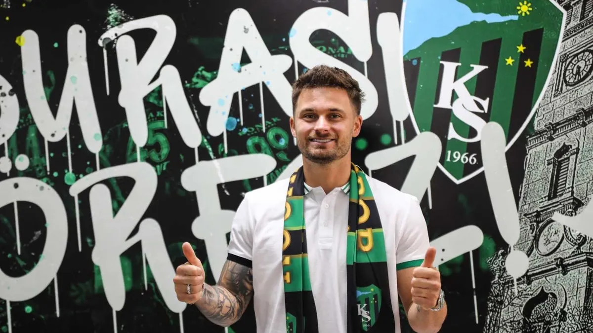 Kocaelispor futbol takımı oyuncularından birinin sahada mücadele ettiği an.