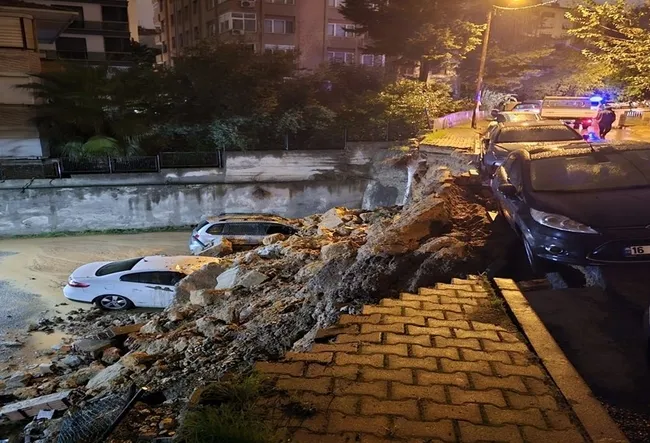 istanbulda-korku-dolu-gece-saganak-yagis-metropolu-felc-etti-taksimde-kaos-vatan-caddesinde-yol-coktu-araclar-1761379225254.jpg (835×569)