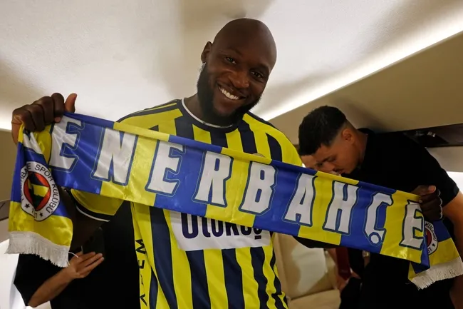 son-dakika-fenerbahce-romelu-lukakuyu-resmen-acikladi-belcikali-golcu-istanbula-geldi-1786567889367.jpg