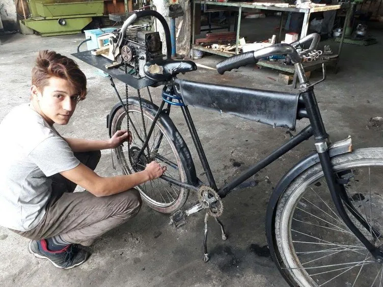 Bisikletini ağaç motoru ile motosiklete çevirdi