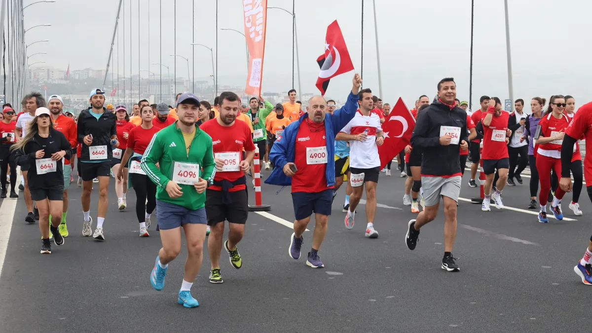 Osmangazi Köprüsü’nde tarihi ilk: Cumhuriyet için koştular