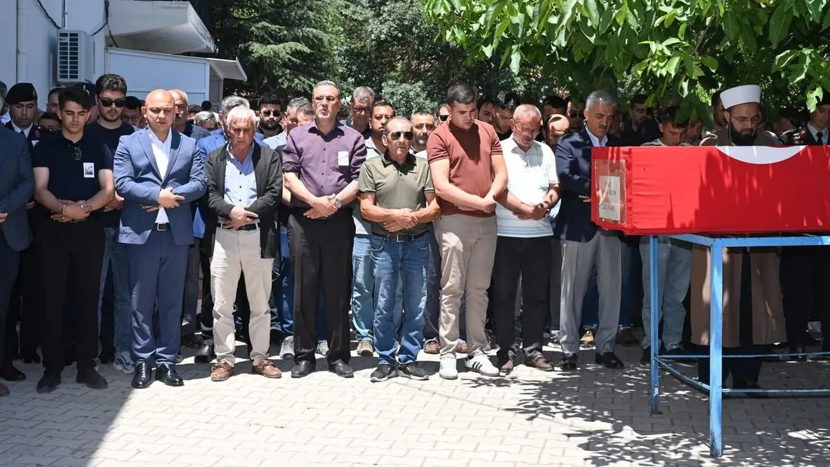 Genç Astsubay Emirhan görev yolunda hayatını kaybetti: Babası tabutuna sarılarak uğurladı