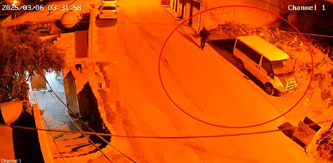 mardinde-2-hirsizdan-akilalmaz-hareket-minibusu-iterek-calmaya-calistilar-1741272267991.jpeg