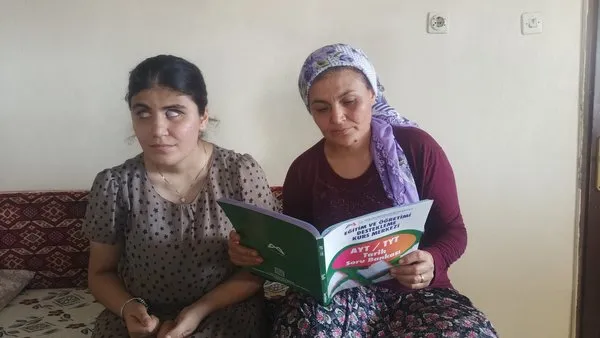 gorme-engelli-nazalinin-annesi-okudu-kendisi-ezberledi-universite-sinavinda-dereceye-girdi-1753892318158.jpg