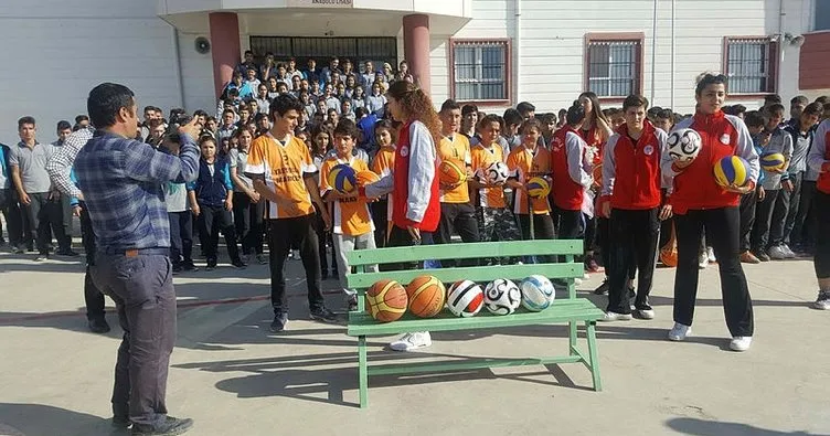 Kadın basketbol takımından lise öğrencilerine malzeme desteği