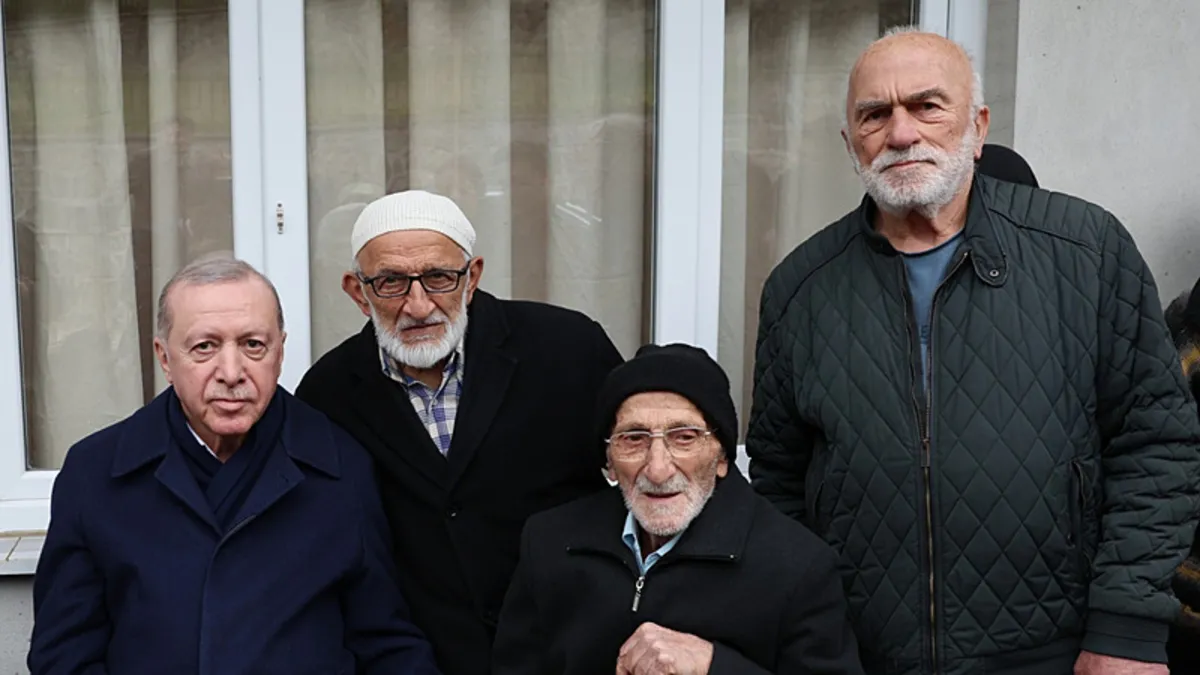 Başkan Erdoğan Rize’de komşularıyla bayramlaştı! Başkan Erdoğan Rize’de komşularıyla bayramlaştı!