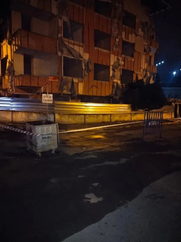 kartalda-tahliye-edilen-5-katli-binanin-parcalari-arabalarin-ustune-dustu-1785053461809.jpg