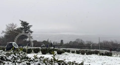 istanbula-kar-geri-dondu-meteorolojiden-art-arda-hava-durumu-uyarisi-saat-verildi-beyaz-esaret-kac-gun-surecek-1768733095358.png (483×264)