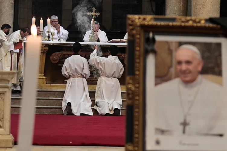 Vatikan Papa Franciscus'u uğurluyor! Yüz binler akın etti: Dünya liderleri Roma’da