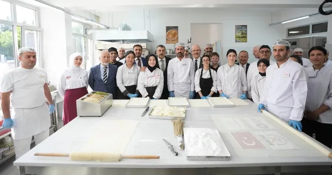 Geleneksel Türk tatlısı baklavanın yapımı okul sıralarında: Meslek lisesinde baklava dersi