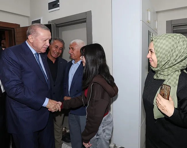 baskan-erdogandan-depremzede-aileye-ev-ziyareti-1763224286031.jpeg Başkan Erdoğan'dan depremzede aileye ev ziyareti