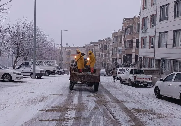 belediye-ekipleri-karla-mucadele-icin-tam-kadro-sahada-1769103275646.jpg