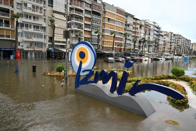 İzmir’den inanılmaz görüntüler: Deniz taştı sokaklar sular altında kaldı!
