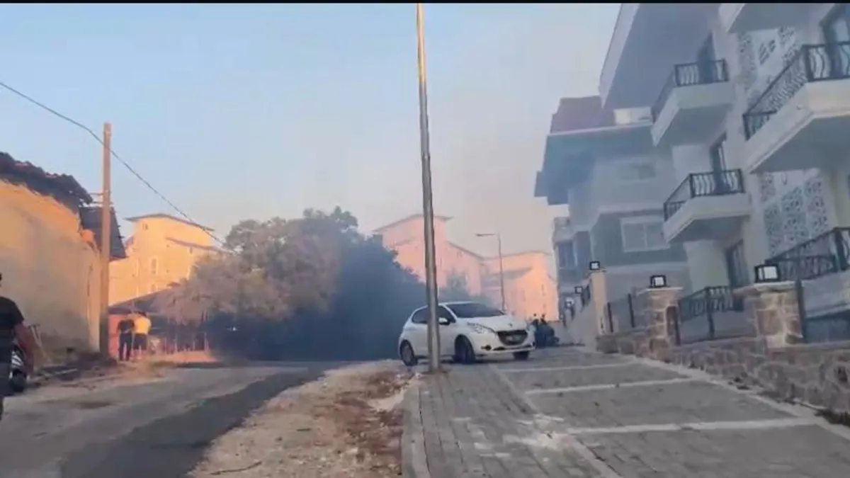 Alanya’da yangın bir mahalleyi tehdit ediyor Alanya’da yangın bir mahalleyi tehdit ediyor