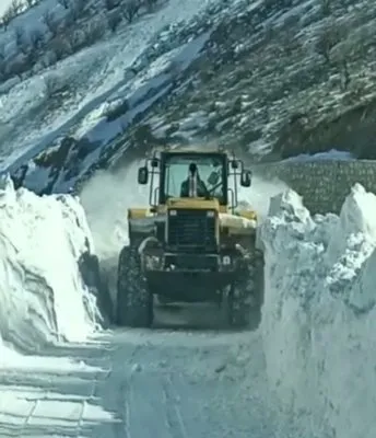 Sincik Malatya karayolunda kar kalınlığı 2 metreyi geçti