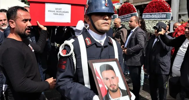 Şehit veterinere son görev! Teröristlerin öldürdüğü Mikail Bozloğan gözyaşlarıyla sonsuzluğa uğurlandı Şehit veterinere son görev! Teröristlerin öldürdüğü Mikail Bozloğan gözyaşlarıyla sonsuzluğa uğurlandı