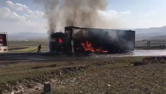 Gürcistan’a giden Azerbaycan plakalı Tır seyir halindeyken yandı
