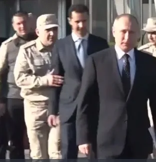 Putin ile yan yana yürümek isteyen Esad’a Rus komutandan engel
