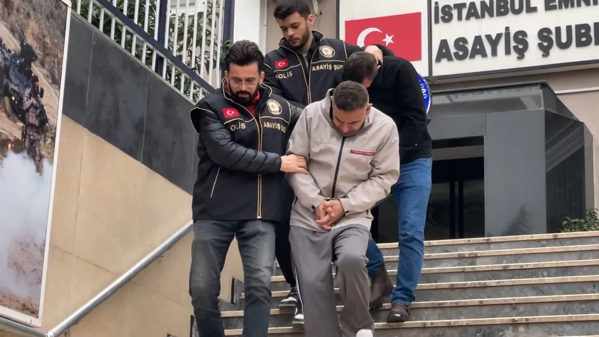 Çalışır vaziyette olan milyonluk aracı böyle çaldı! Lüks aracı çalıp sahte plaka takan oto hırsızları yakalandı