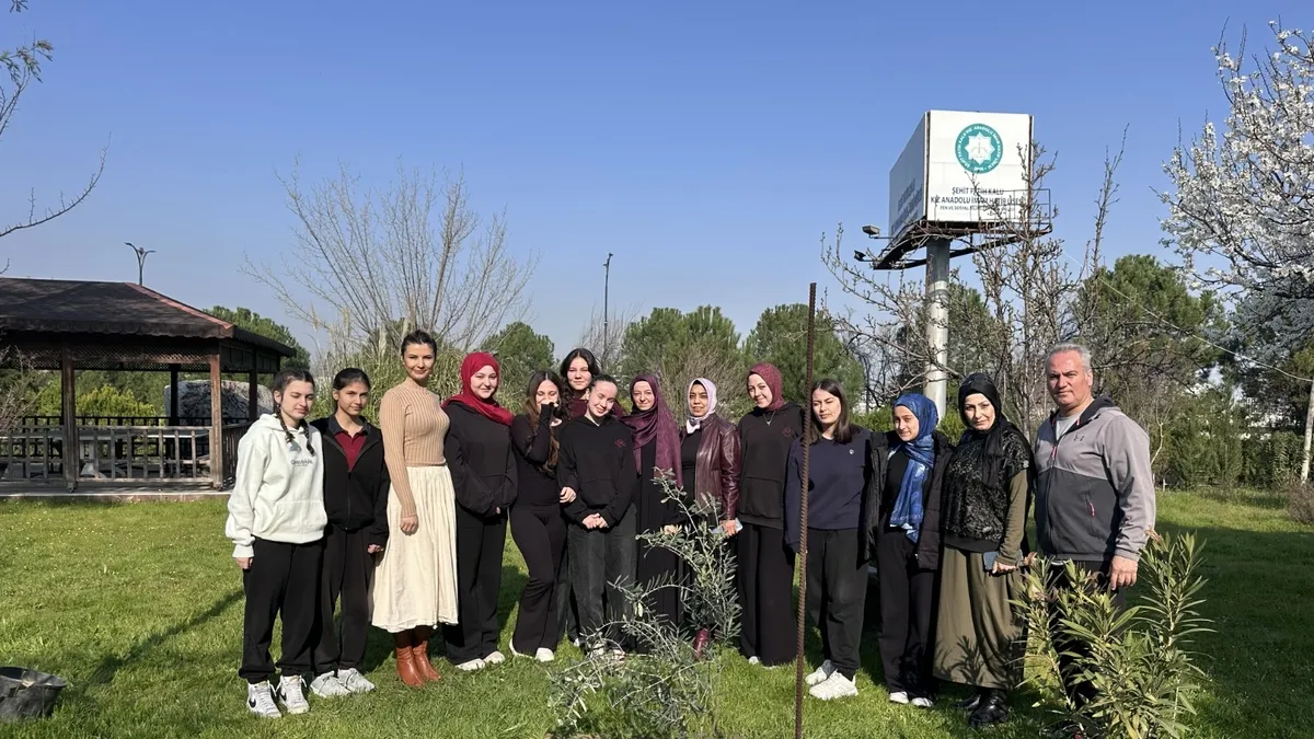 Manisa’da öğretmen Fatma Nur Çelik’in anısına zeytin ağacı dikildi Manisa’da öğretmen Fatma Nur Çelik’in anısına zeytin ağacı dikildi