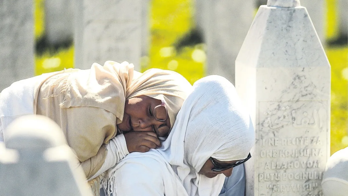 Srebrenitsa'da hayatını kaybeden Boşnak Müslümanlar için düzenlenen anma töreninden bir görüntü.