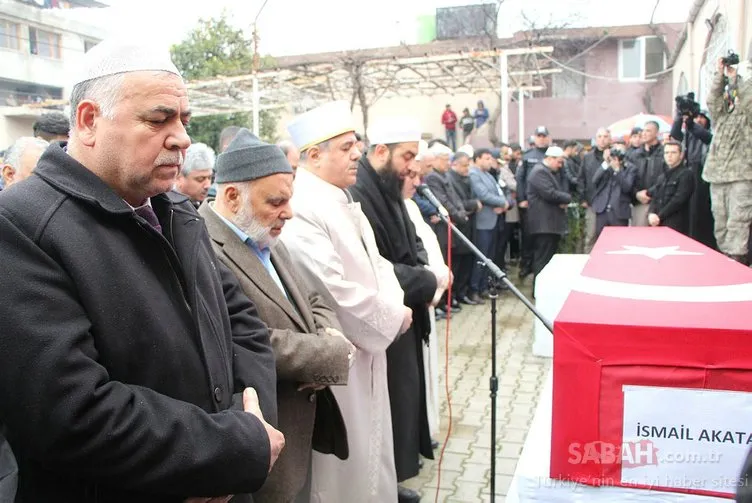 Şehit cenazesinde CHP'li vekillerin çelenklerini parçaladılar