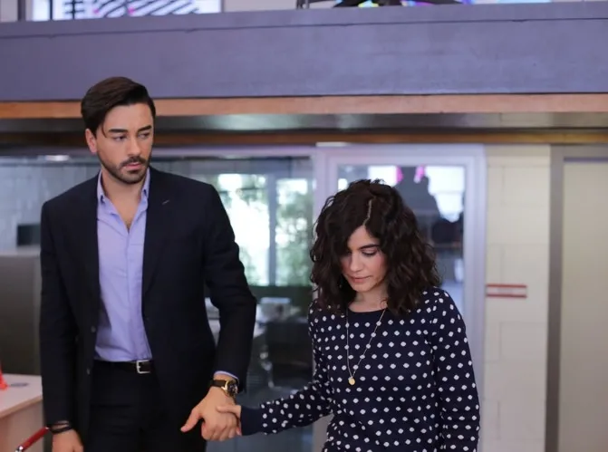 ‘Seviyor Sevmiyor’un yıldızları Gökhan Alkan ve Zeynep Çamcı yıllar sonra bir araya geldi