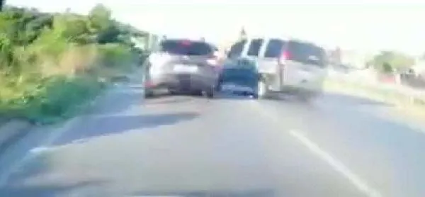 İzmir'de bayram dönüşü feci kaza: 5 ölü, 20 yaralı! Korkunç kazanın görüntüleri ortaya çıktı