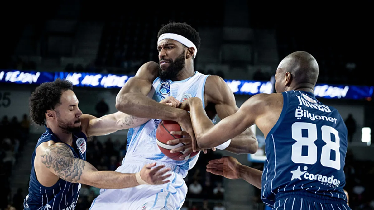 Türk Telekom basketbol takımından Kyle Alexander'ın ayrıldığına dair haber görseli