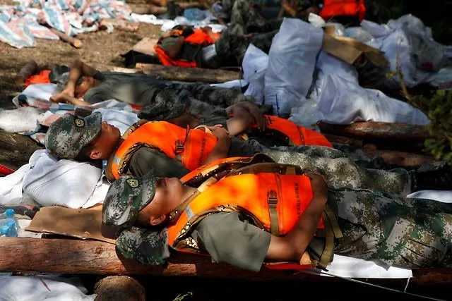 Uyuyan Çinli Askerler