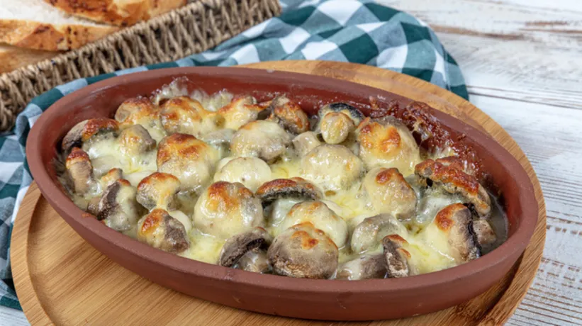 Bir lokmada bağımlılık yaratacak: Fırından yeni çıkmış kaşarlı mantar güveç!