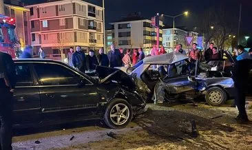 Hurdaya dönen Tofaş’ın içindeki 4 kişi yaralandı, diğer aracın sürücüsü kaza yerinden kaçtı